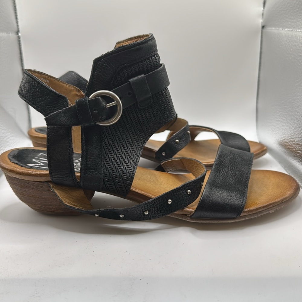 Mix Mooz sandal with straps
Used in good condition Black with tan sole